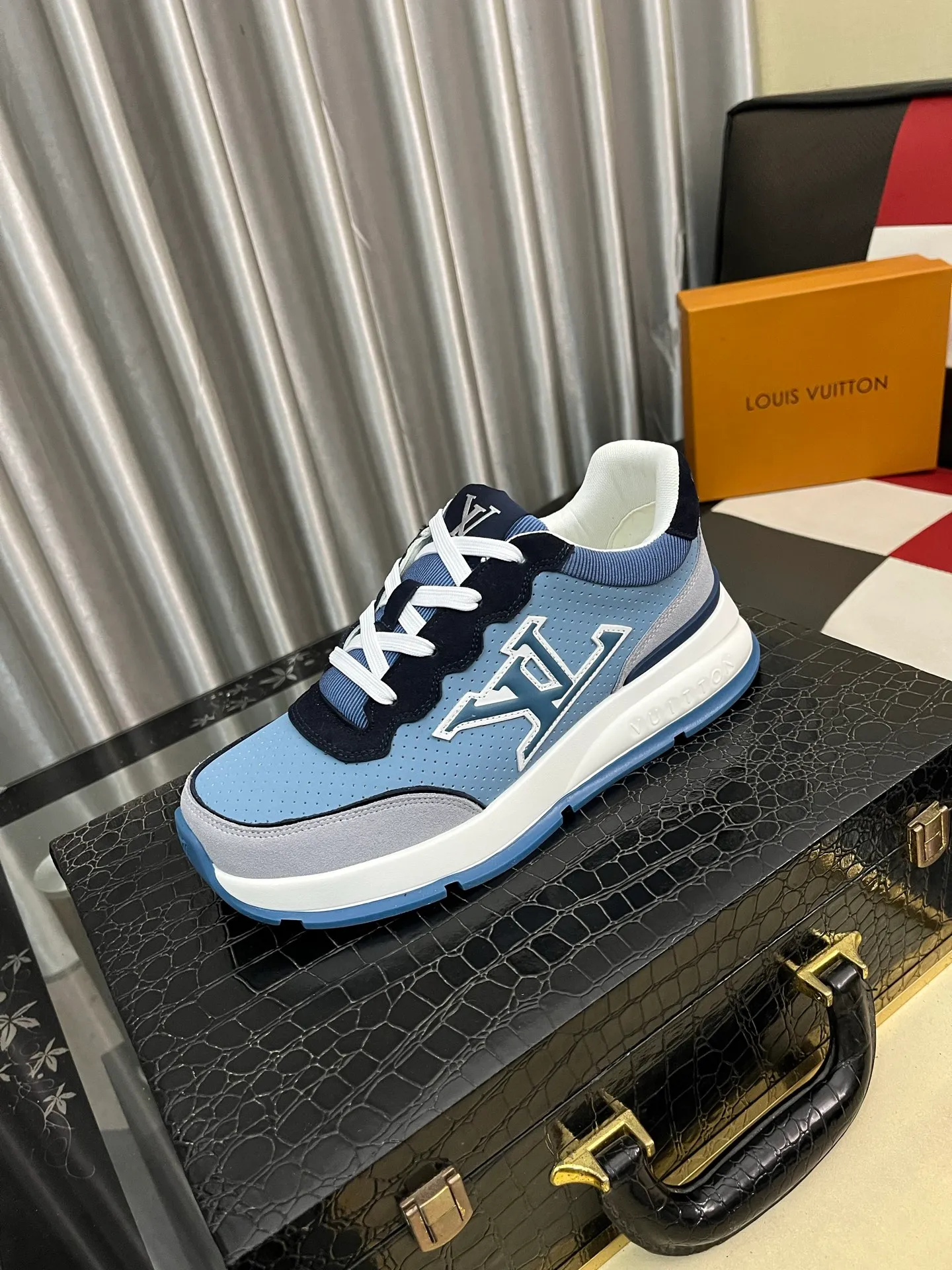 Men's Men's Shoes 💰: 438⌚️⌚️LV Louis Vuitton. The latest fashionable casual shoes are popular in physical stores. New spring and summer comfortable imported custom original cowhide, unique jacquard fabric element design. With sheepskin lining, Lv original bottom, [sun][sun] high-end packaging and high quality💪Details determine the quality, you can enter and leave the counter at will, welcome to compare🇮🇹Number of sizes 38-442️⃣colors available